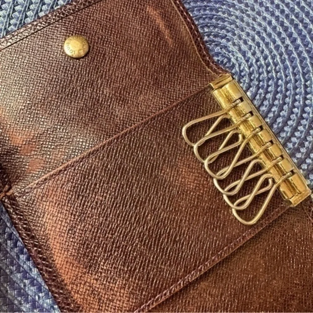 AUTHENTIC Louis Vuitton keycase. Brown Epi leather.